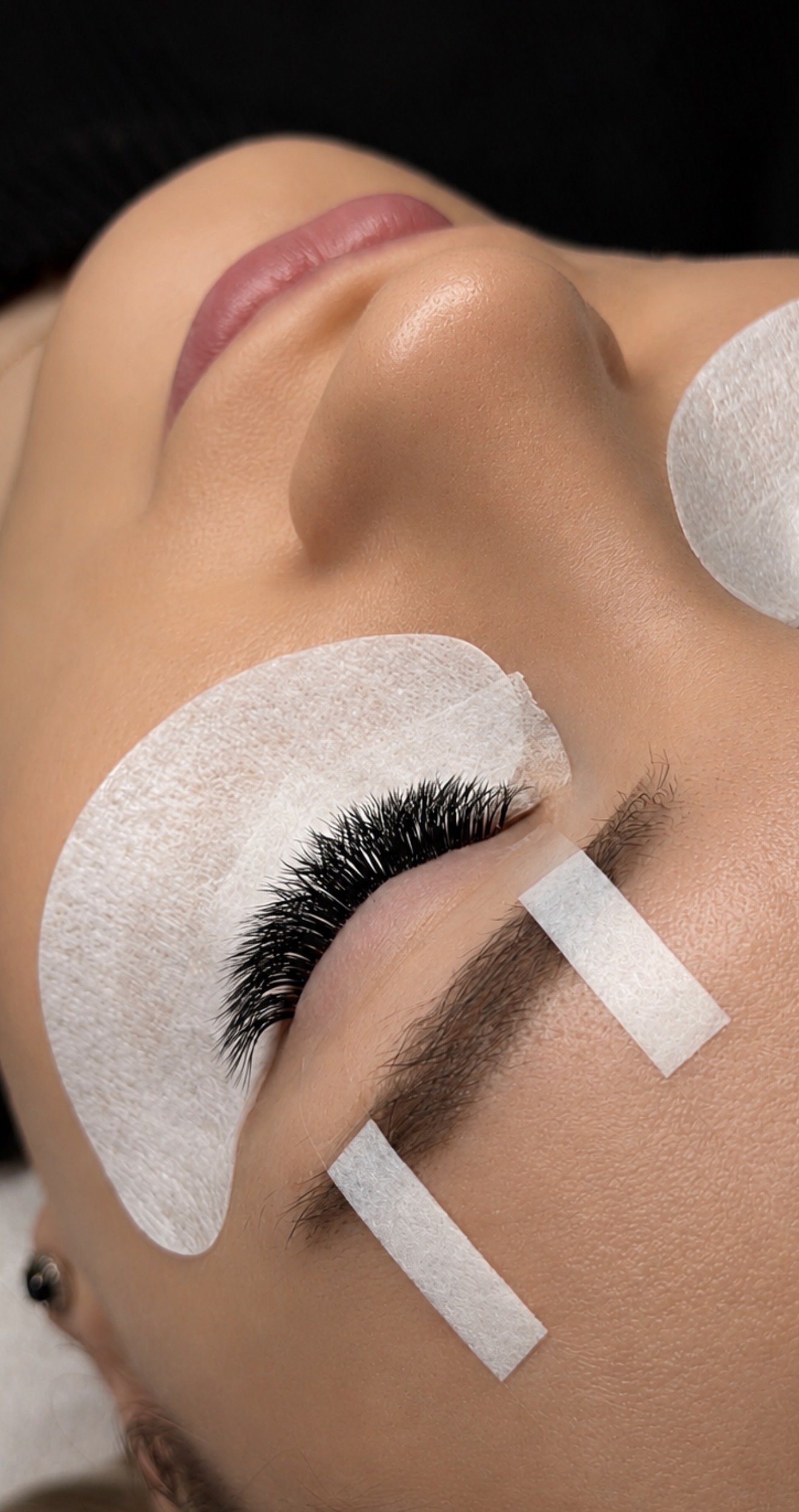 Blakstienų priauginimo rezultatas — tiksli linija su ANNYS LASH STRIPS™